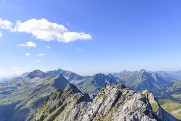 unterwegs am Gipfelgrat mit Klettersteig-Ausrüstung