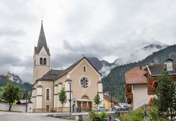 Fototapeta na wymiar Church of St. Jenesius in the center of La Valle in South Tyrol, Italy