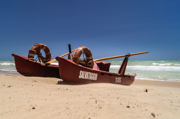 Spiaggia ventosa con imbarcazione di soccorso