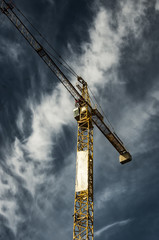 Żółty dźwig wieżowy, ujęcie z dołu.  © Aneta