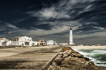 Falochron, biała latarnia morska, wyspa Culatra, Portugalia. - obrazy, fototapety, plakaty