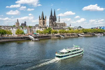 Schifffahrt entlang dem Rheinufer in Köln, Nordrhein-Westfalen, Deutschland © eyetronic