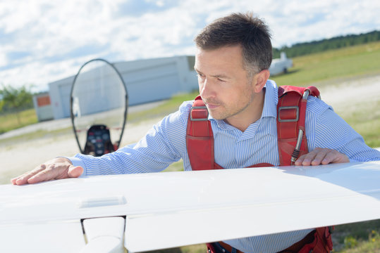 glider fixing the wing