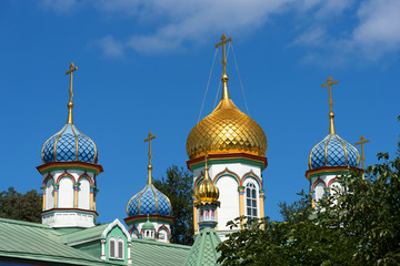 Fototapeta na wymiar The domes of the Church of St. Nicholas at Rogozhskaya Sloboda in Moscow, Russia
