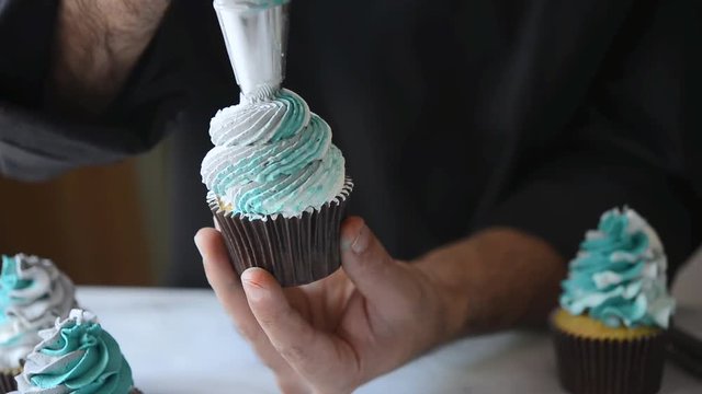 Making delicious cupcake 