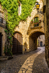 Fototapeta na wymiar Visiting the beautiful medieval village of Pals (Catalonia, Spain)