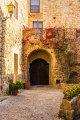 Fototapeta na wymiar Visiting the beautiful medieval village of Pals (Catalonia, Spain)