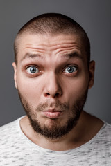 Obraz premium portrait of surprised young man