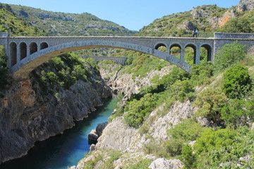 Fototapeta na wymiar Le pont du diable dans les gorges de l'Hérault, Occitanie, France