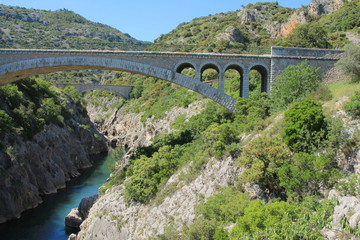 Fototapeta na wymiar Le pont du diable dans les gorges de l'Hérault, Occitanie, France