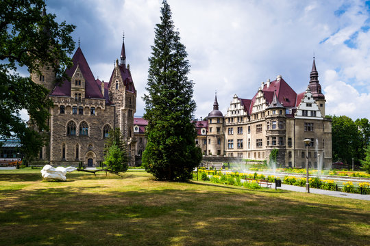 Pałac w Mosznej, Polska