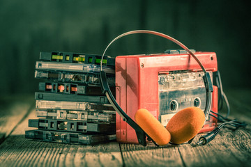 Naklejka premium Retro kaseta magnetofonowa z walkmanem i słuchawkami