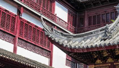 Fototapeta na wymiar Traditional chinese building with ornate roof and red windows at Yu Gardens, Shanghai, China