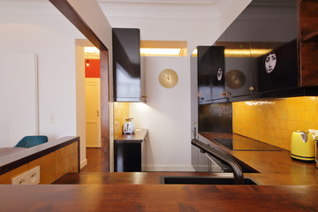 cuisine américaine avec bar dans appartement rénové 