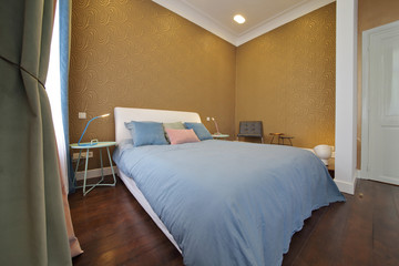 chambre avec grand lit double dans bel appartement rénové