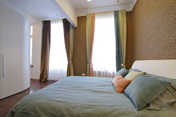 chambre avec grand lit double dans bel appartement rénové