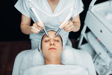 Obraz na płótnie Canvas Beautician makes face rejuvenation procedure