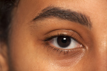 Obraz premium naturalne brwi i oczy bez makijażu ciemnoskórej kobiety