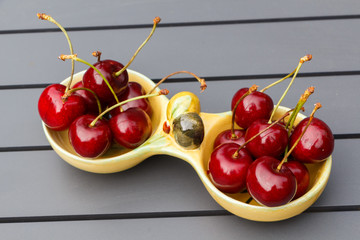 Cerises dans une coupelle