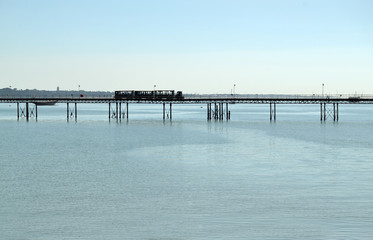 Train sur passerelle