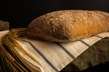 Świeże pieczywo ze źdźbłami zbóż. © trojan74