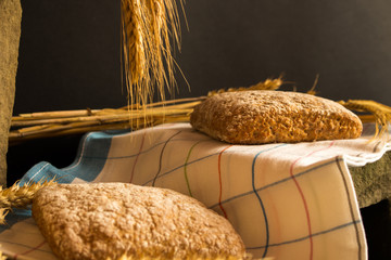 Świeże pieczywo ze źdźbłami zbóż. © trojan74