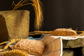 Świeże pieczywo ze źdźbłami zbóż. © trojan74
