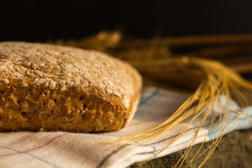 Świeże pieczywo ze źdźbłami zbóż. © trojan74