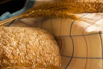 Świeże pieczywo ze źdźbłami zbóż. © trojan74