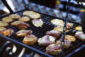 pyszny ser owczy grilowany, ser zawijany w boczek i grilowany, smaczne przekąski