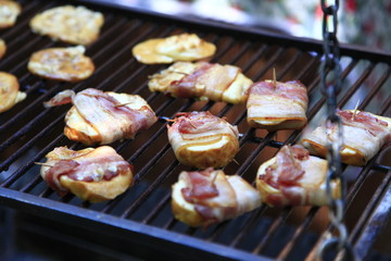 pyszny ser owczy grilowany, ser zawijany w boczek i grilowany, smaczne przekąski