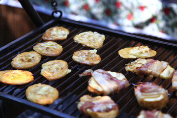 pyszny ser owczy grilowany, ser zawijany w boczek i grilowany, smaczne przekąski