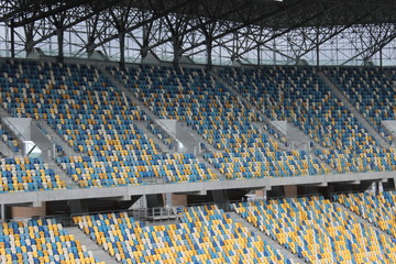 Obraz premium stadion piłkarski z kolorowymi siedzeniami