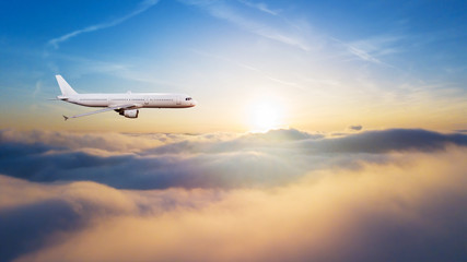Fototapeta premium Szczegół komercyjnych samolotów latających powyżej chmur