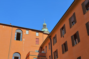 Fototapeta na wymiar The building and architectural details on the streets of Bologna in Italy 