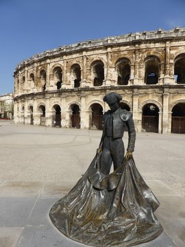 Arènes de Nîmes, avec la statue d'un torero (France)