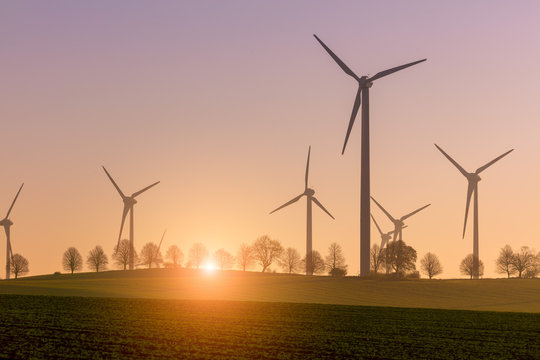 Windmills at sunrise, Wind Energy green klima klimawandel, co2 reduktion grüne energie saubere energiegewinnung ökologisch moderne stromgewinnung energiepark windpark energiewende strom preiserhöhung