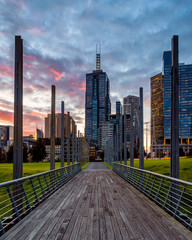 Obraz premium Panoramę Melbourne wyglądającą pięknie pod pięknym zachodem słońca