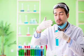 Naklejka premium Man chemist working in the lab