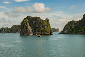 Fototapeta premium Beautiful day at Ha Long Bay, Vietnam