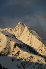 Lever de soleil sur les pyrénées enneigées