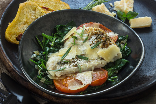 Fischfilet mit Blattspinat und Tomaten