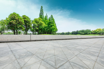 Empty square floor and green trees natural landscape - obrazy, fototapety, plakaty