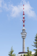 Obraz premium Transmitter on a tower in the mountains.