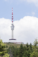 Obraz premium Transmitter on a tower in the mountains.