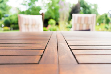 Fototapeta premium Teakholz Gartentisch 2