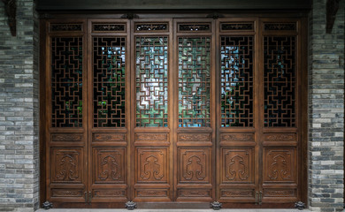 Obraz premium old ancient antique chinese traditional folding door