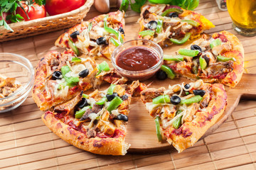 Spicy pizza with chicken gyros