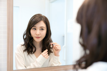 Obraz premium 鏡を見る女性