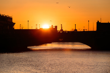 早朝の横浜、万国橋